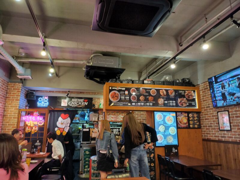 NENE CHICKEN店内